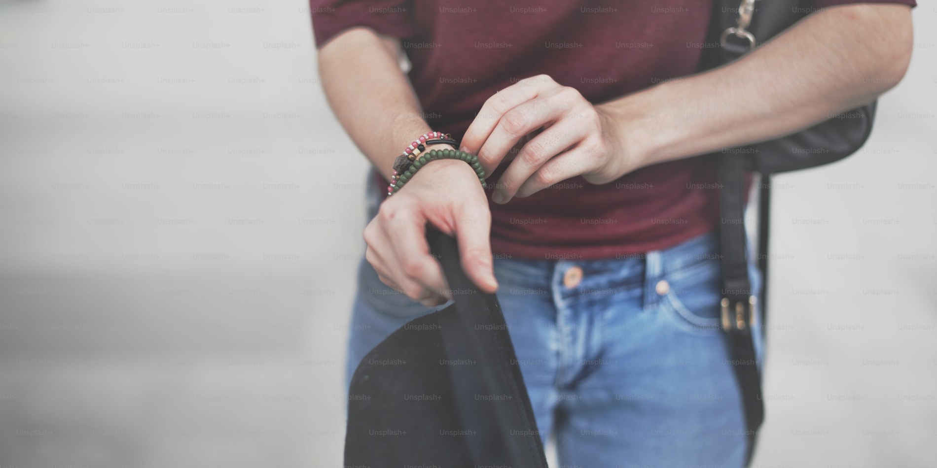 Street style outfit combining modern accessories and relaxed denim for daily wear