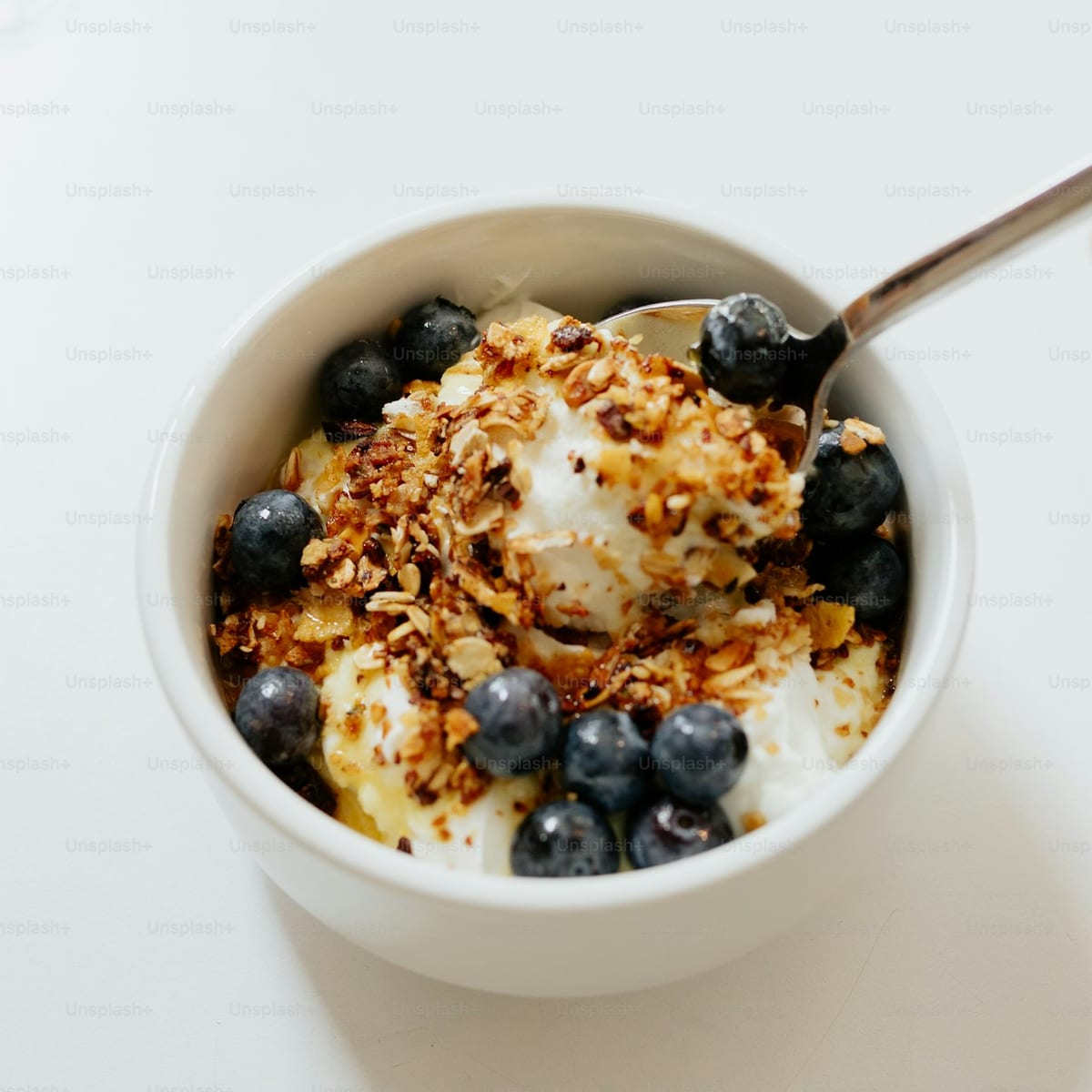Greek yogurt bowl with blueberries and oats for a quick protein-rich morning meal